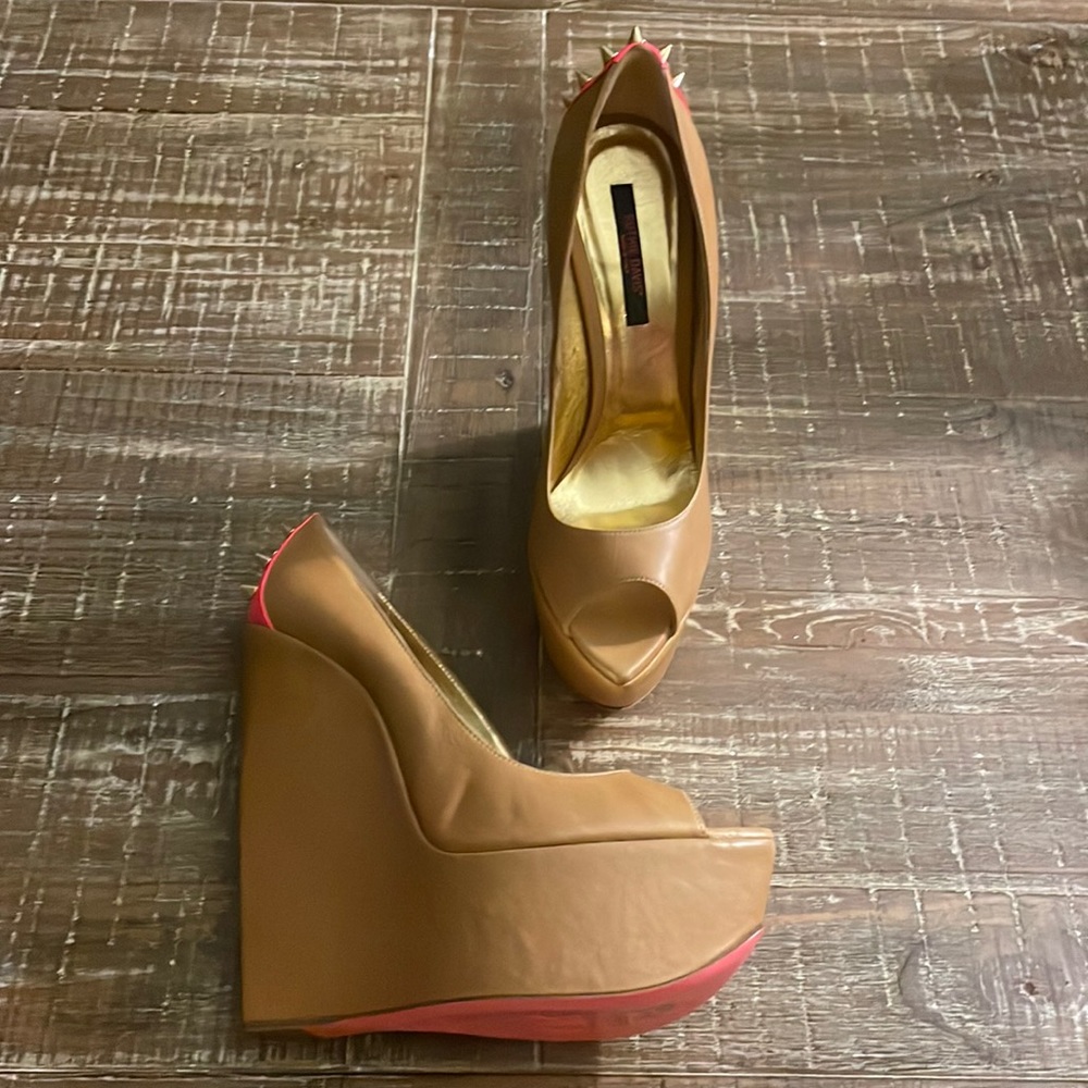 Fabulous Ruthie Davis open toe platform wedges.  Sz 40